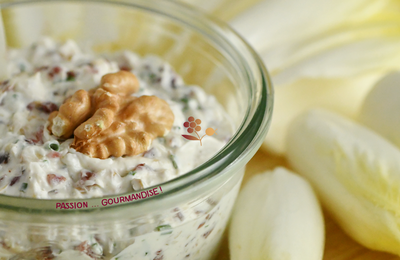 CRÈME AUX NOiX & CANNEBERGES SÉCHÉES pour accompagner des feuilles d'endives