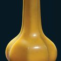Chine, Epoque Yongzheng (1723 - 1735) Vase à col étroit de forme octogonale en verre jaune