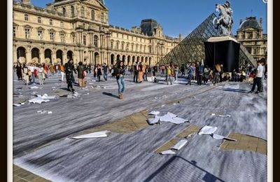 Pyramide du Louvre: Le collage géant de JR abîmé quelques heures après avoir été dévoilé