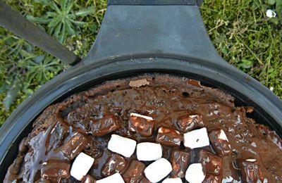 Gateau au chocolat et son top de chocolat fondu et minis chamallows { Granistyl }