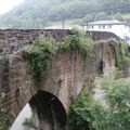 photos: pont romain en partant de Bidarray,chateau d'Espelette et piments en train de sécher sur la maison