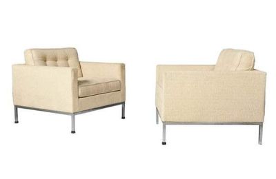 Florence Knoll - Ed. KNOLL - circa 1960. Paire de fauteuils en drap de laine sable et métal chromé.