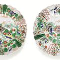 Deux assiettes en porcelaine de la famille verte à décor de coquillages, Dynastie Qing, époque Kangxi (162-1722)