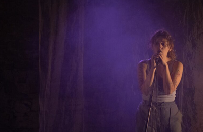  Maringouin : Romane Brandeis plonge avec panache dans la grotte de son anxiété – Théâtre La Flèche (Paris) 
