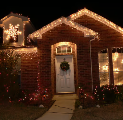 Se retrousser les manches ... et installer des décors féeriques sur la maison....