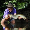  Un brochet de quatre vingt quatre centimètres sur la Vézère en amont du pont vieux de Terrasson (24)