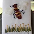 Artist Trading Card brodée: une abeille