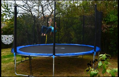 Joie du saut en trampoline
