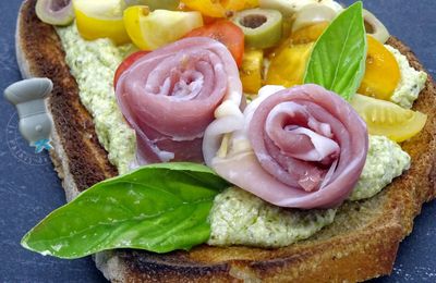 Crostini de tomates au pesto et ricotta
