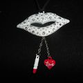 collier : bouche blanche avec strass, rouge à lèvres et coeur love rouge ; cordon en coton ciré noir ; attaches argentées