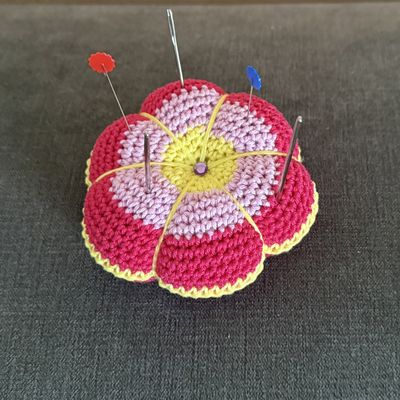 Coussin pique aiguilles au crochet