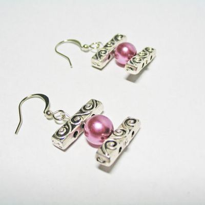 Boucles nacrées mauve et barres argentées horizontales