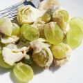 Petite salade raisins - coeurs d'artichauts et sauce sésame