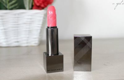 Une bouche à croquer avec le RAL Burberry .