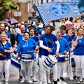 DANS LE DÉFILÉ, LES PERCUSSIONS DE SAMBARIOCA.