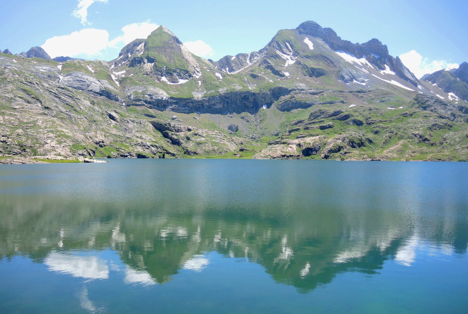 Lac d'Estaens, tour du lac, reflets, juin 2024 (Espagne)