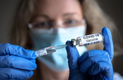 Lisa Shaw, une présentatrice de BBC News , aurait développé des « complications » après le vaccin covid 19