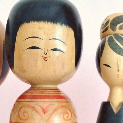 Poupées de bois japonaises