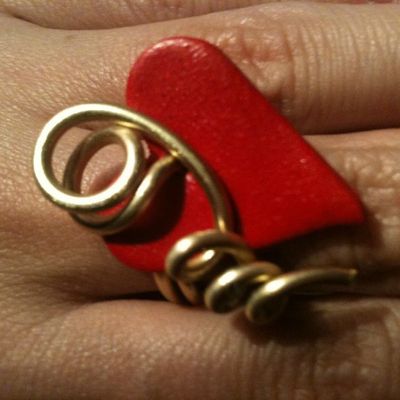 Une bague coeur fimo rouge effect avec un petit
