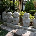 Dans les environs de Kyoto ... de mignonnes petites statues de pierre ...