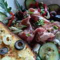 bresaola mariné en salade et tartine gourmande aux olives