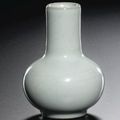 Petit vase en porcelaine à glacure de type Ru. Chine, dynastie Qing, XVIIIe -XIXe siècle et marque et époque Qianlong