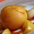 Pêches pochées au safran et à la fève tonka