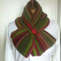 une écharpe courte en vente sur ma boutique "aiguilletine et crochetine" alittlemarket.com
