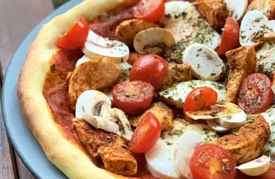 Pizza tomate, poulet au paprika fumé, fior di latte, champignons et tomates cerises 
