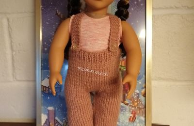 Maricela en pantalon à bretelles ...