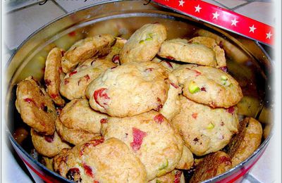 <COOKIES AUX FRAISES DESHYDRATEES , AIRELLES ET PISTACHES 