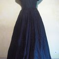 R379 : Longue robe en soie noire 50's T.38