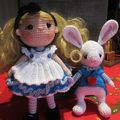 Alice au Pays des Merveilles et son lapin d'après El Crochet Del Miel