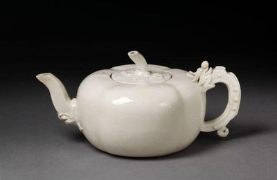 Teapot and cover, late Ming or early Qing dynasty, 1620-1720, Dehua ware