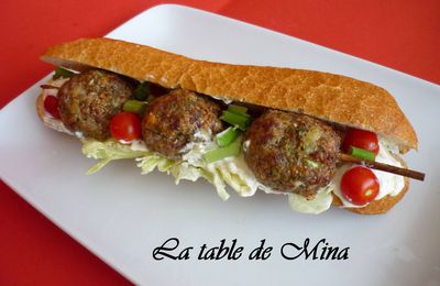 Sandwich boulettes en brochette, sauce yaourt