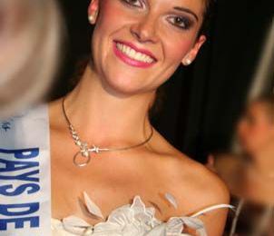 La photo de la Miss pays de Savoie, avec le collier mariage Infini