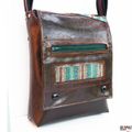 Sac besace de créateur pour homme original décalé marron poche avant zippée bande lainage vert rayures vintage