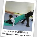 Avec des petits tapis en mousse