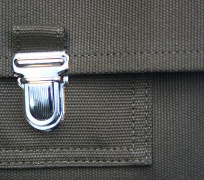 Cartable: parfois transporté à dos d'âne.