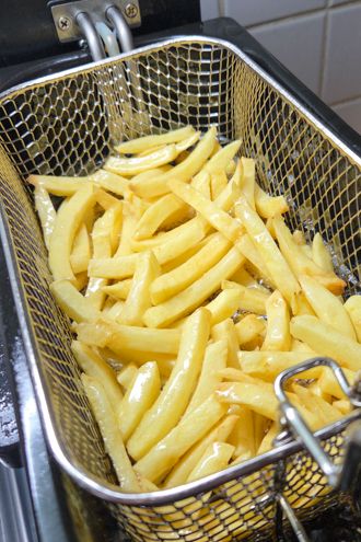 Frire les frites 5 à 10 minutes jusqu'à ce qu’elles soient bien dorées. Egoutter et saler de suite. Déposer sur un papier absorbant, et servir bien chaud.