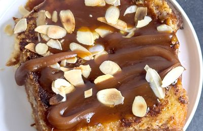 Brioche perdue au caramel beurre salé et amandes effilées