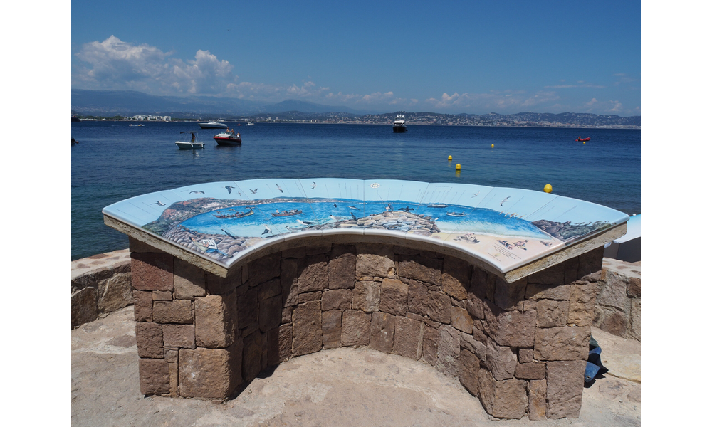 Une table d'orientation à Théoule-sur-Mer dans les Alpes Maritimes (suite)