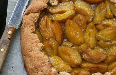 Tarte rustique aux prunes et noisettes