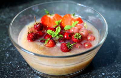 Compote de rhubarbe, vanille, verveine et fruits rouges