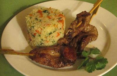 Brochettes de porc cinq épices et couscous à la courge