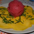 Carpaccio de mangue, feuilles de menthe et sorbet framboise