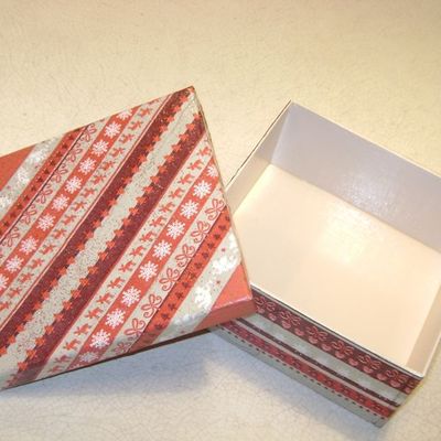 Boite rouge motifs de Noël