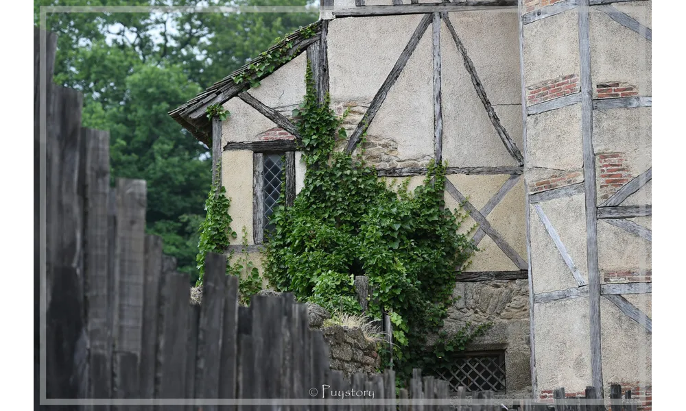 Dans la Cité de "Font-Rognou" du Puy du Fou.