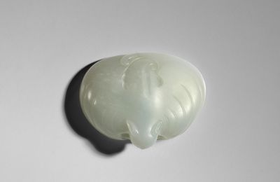 A white jade carving of 'bat and coin', late 18th-early 19th century