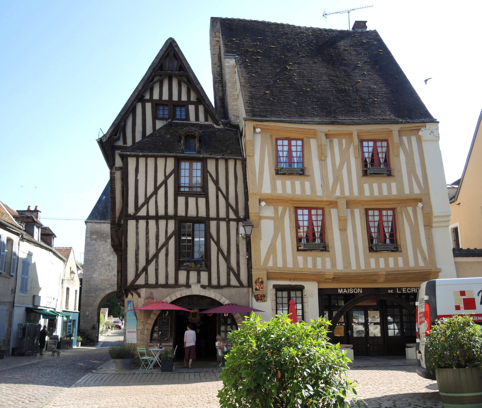 Noyers-sur-Serein, ancien Hôtel du Globe (89)